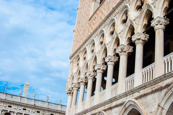 Narożnik Pałacu Dożów na San Marco placu i dzwon wieża z San Giorgio Maggiore w Wenecja, Włochy — Zdjęcie stockowe