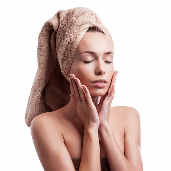 Spa cura della pelle bellezza donna indossa asciugamano per capelli dopo il trattamento di bellezza. Bella multirazziale giovane donna con pelle perfetta isolata su sfondo bianco . — Foto Stock