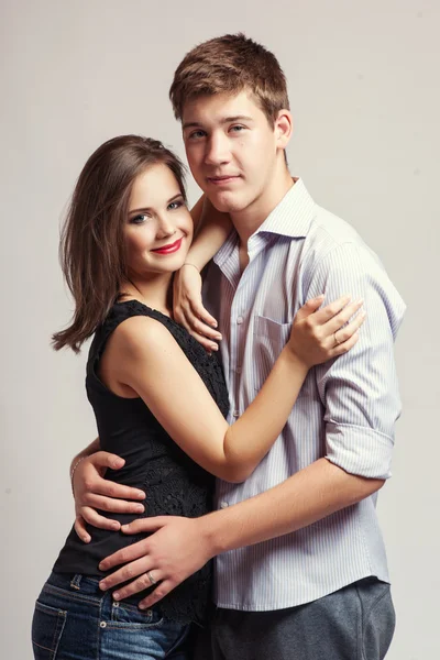 Feliz casal sorridente apaixonado. Sobre fundo branco — Fotografia de Stock