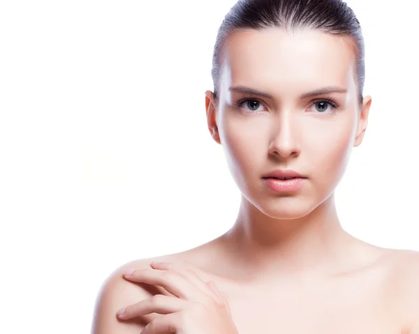 Schönes Gesicht einer jungen erwachsenen Frau mit sauberer, frischer Haut - isoliert auf weiß — Stockfoto