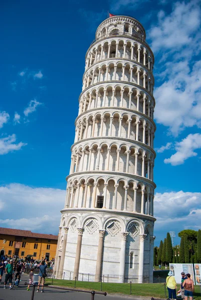 Pisa, Włochy - 28 sierpnia 2014: Piza, Piazza del Duomo, z Bazyliki, Krzywa Wieża, Włochy — Zdjęcie stockowe