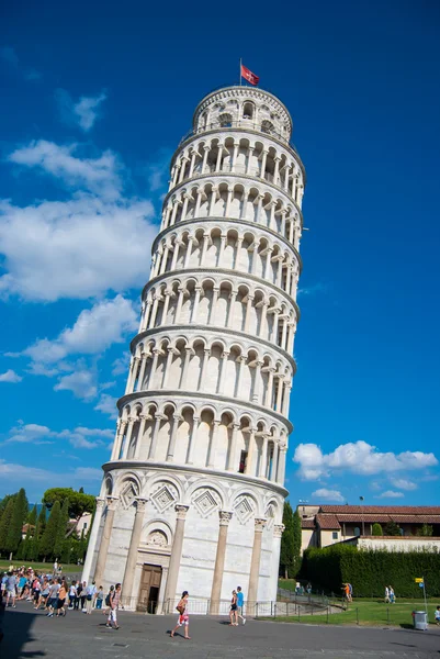 Pisa, Italia - 28 de agosto de 2014: Pisa, Piazza del Duomo, con la torre inclinada Basílica, Italia — Foto de Stock