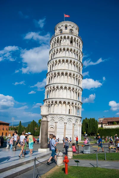 Pisa, Italia - 28 de agosto de 2014: Pisa, Piazza del Duomo, con la torre inclinada Basílica, Italia — Foto de Stock