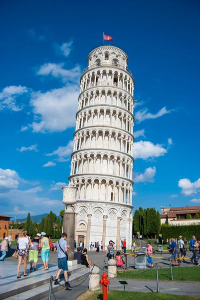 Пиза, Италия - 28 августа 2014 г.: Пиза, Пьяцца дель Дуомо, с наклонной башней базилики, Италия — стоковое фото
