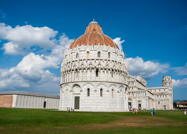 28 AGOSTO 2014 - PISA: la torre inclinada (Campanile) en el Piaz — Foto de Stock