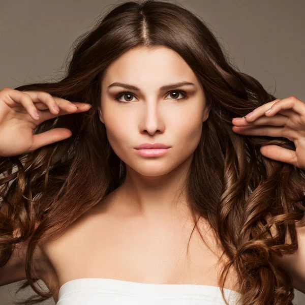 髪をなびかせと美しい若い女性の肖像画 — ストック写真