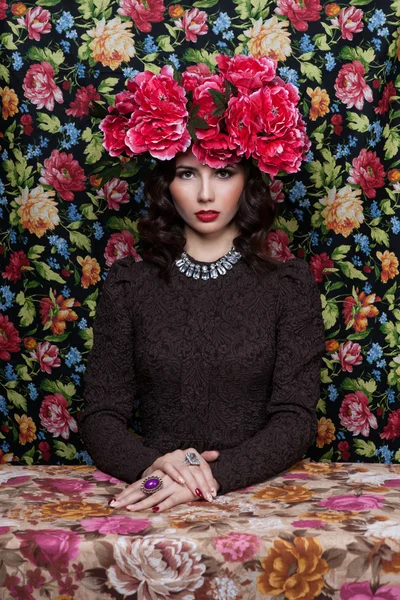 Retrato de una hermosa mujer con flores en el pelo. Foto de moda? Fondo del patrón —  Fotos de Stock