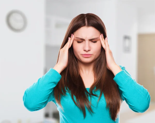 Mujer con dolor de cabeza, migraña, estrés, insomnio, resaca —  Fotos de Stock