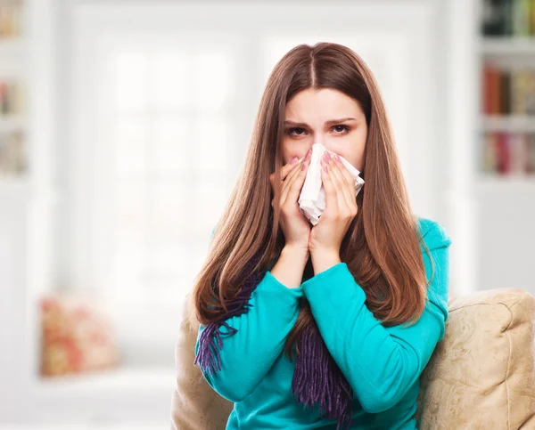 Femme malade. Flu.Woman a attrapé froid. Éternuer dans le tissu. Mal de tête. Virus .Medicines — Photo