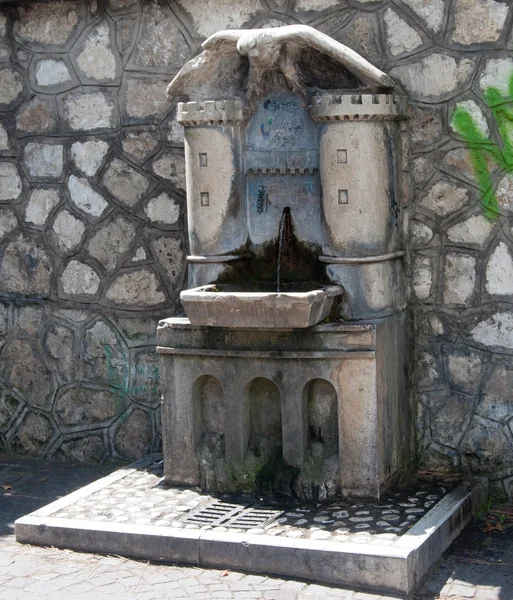 Tivoli, Itálie - 26 srpna 2014: fontána pitné vody pro lidi a zvířata — Stock fotografie