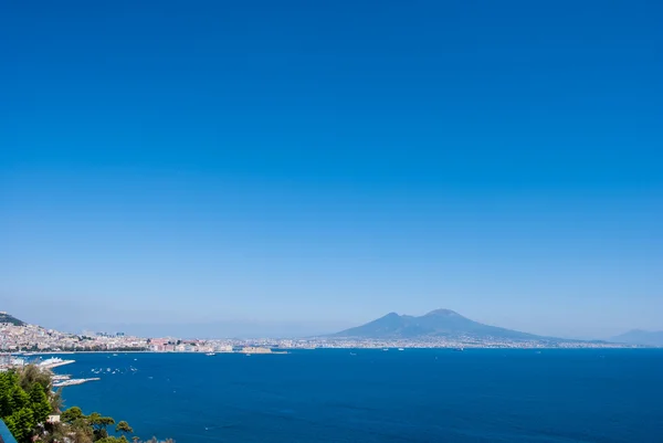 Неаполитанский залив граничит на севере с городом Неаполь Стоковое Изображение
