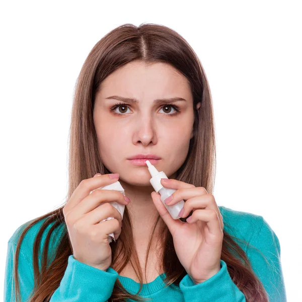 Nahaufnahme Porträt einer Teenagerin mit Allergie oder Erkältung, isoliert auf weißem Hintergrund mit Kopierraum lizenzfreie Stockfotos