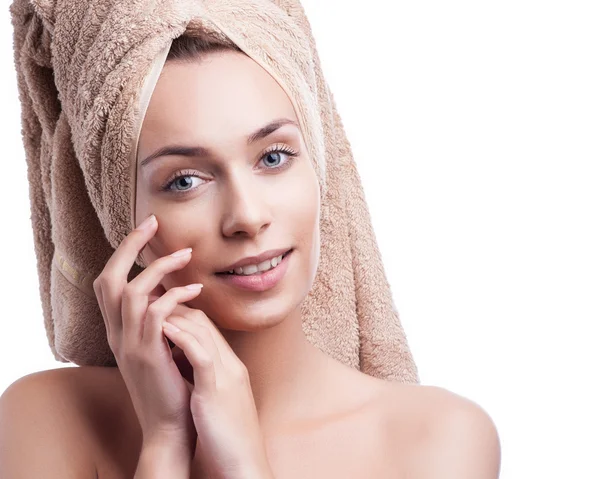 Spa mulher beleza cuidados da pele usando toalha de cabelo após o tratamento de beleza. Mulher jovem multirracial bonita com pele perfeita isolada no fundo branco . Fotos De Bancos De Imagens Sem Royalties