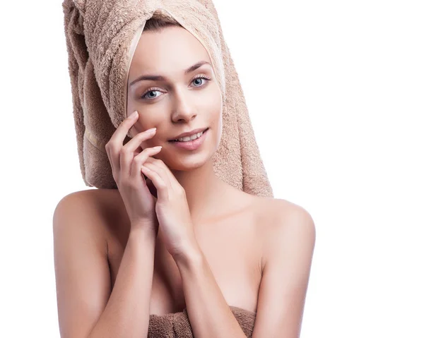Spa mulher beleza cuidados da pele usando toalha de cabelo após o tratamento de beleza. Mulher jovem multirracial bonita com pele perfeita isolada no fundo branco . Imagens De Bancos De Imagens Sem Royalties
