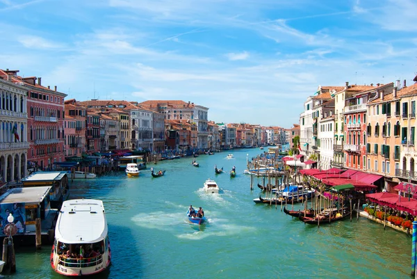 VENECIA, ITALIA - 30 de agosto de 2014: Hermosa vista del famoso Gran Canal en Venecia, Italia Fotos De Stock