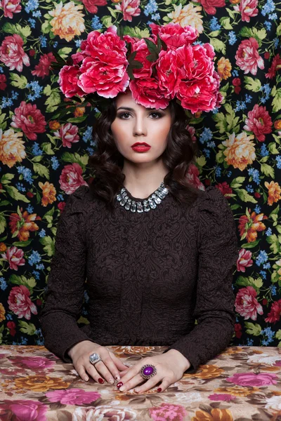 그녀의 머리에 꽃을 가진 아름 다운 여자의 초상화. 패션 사진 패턴 배경 스톡 이미지