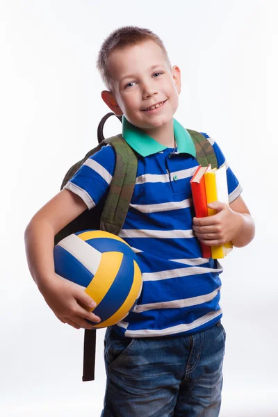 Sırt çantası, top ve beyaz arka plan üzerinde izole kitap ile mutlu okul çocuğu — Stok fotoğraf
