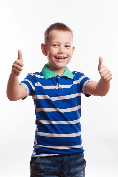 Retrato de menino feliz mostrando polegares para cima gesto, isolado sobre fundo branco — Fotografia de Stock