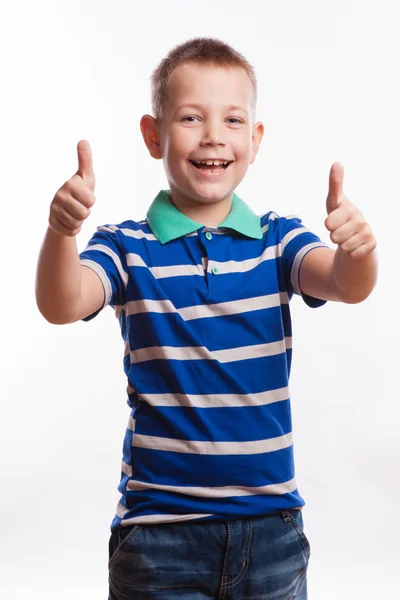 Retrato de niño feliz mostrando el gesto de los pulgares hacia arriba, aislado sobre fondo blanco —  Fotos de Stock