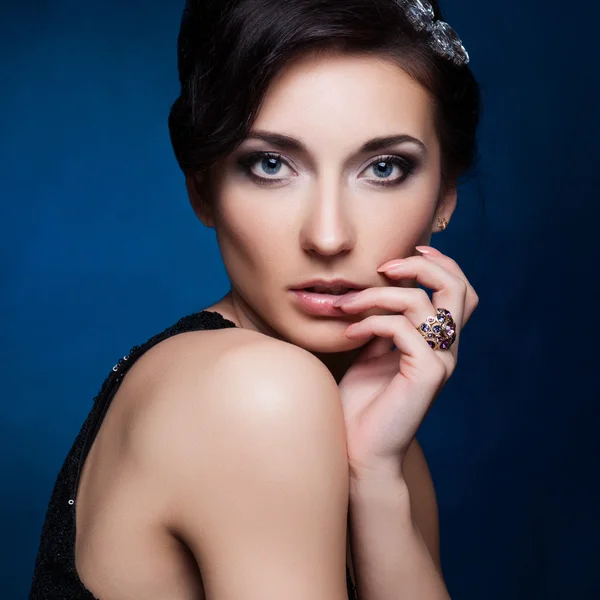 Retrato de bela mulher morena em vestido preto. Sombras oculares cosméticas. Foto de moda — Fotografia de Stock