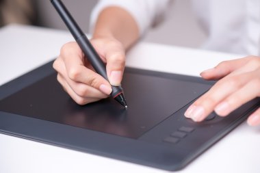 Çizim ve grafik tablet ile çizim kadın terzi loseup. Yatay şekil, yan görünüm