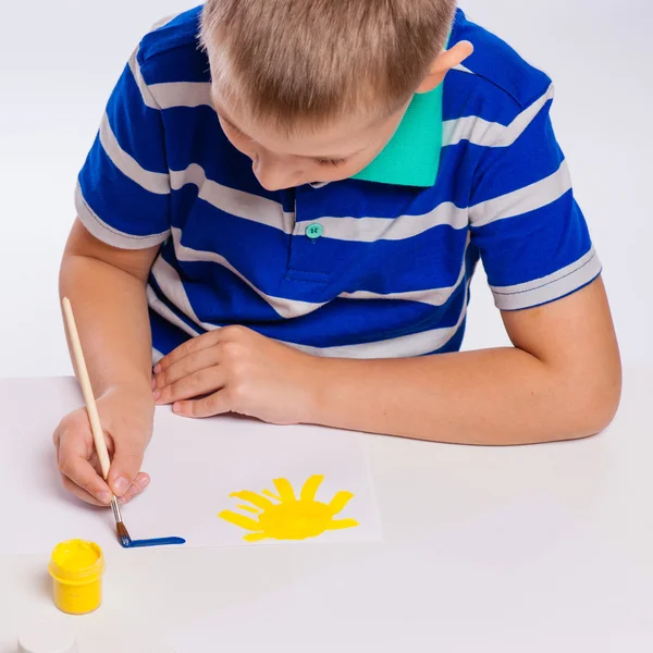 Händerna på målning liten pojke — Stockfoto