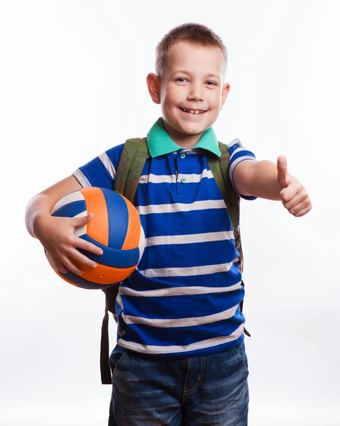 Beyaz izole sırt çantası ve futbol topu ile mutlu okul çocuğu — Stok fotoğraf