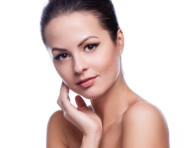 güzel bir genç kadın beyaz üzerine onun face.fresh sağlıklı skin.isolated dokunmadan