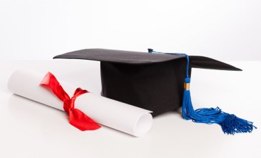 mezuniyet şapkası ve diploması