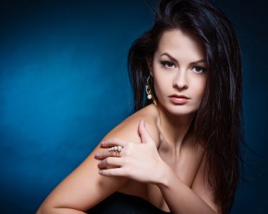 Akşam makyajlı güzel bir kadın. Mücevher ve Güzellik. Moda fotoğrafı.