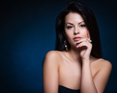 Akşam makyajlı güzel bir kadın. Mücevher ve Güzellik. Moda fotoğrafı.