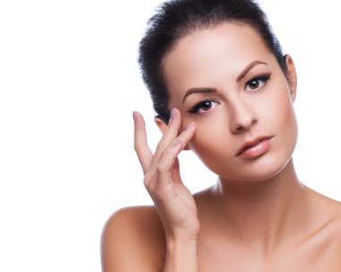 güzel bir genç kadın beyaz üzerine onun face.fresh sağlıklı skin.isolated dokunmadan