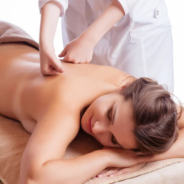 Masajista haciendo masaje en el cuerpo de la mujer en el salón de spa. Concepto de tratamiento de belleza. — Foto de Stock