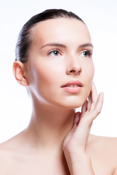Bellissimo viso di giovane donna adulta con pelle fresca pulita isolato su bianco — Foto Stock