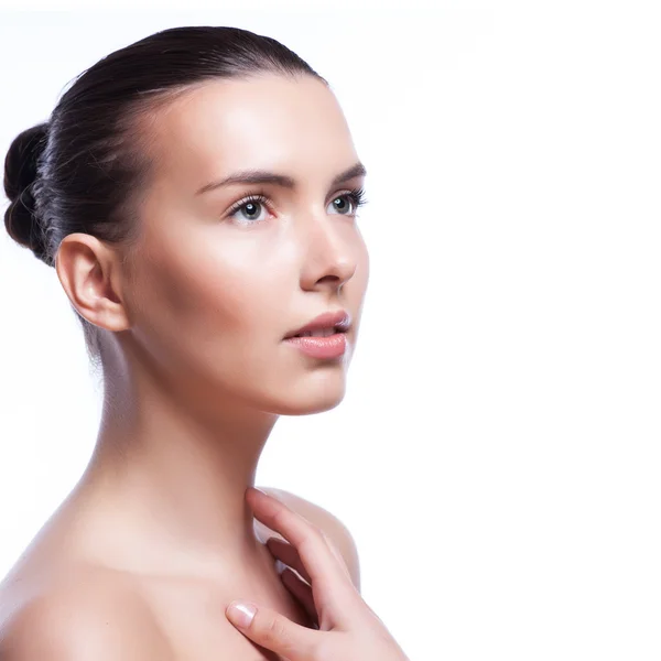 Beau visage de jeune femme adulte à la peau propre et fraîche - isolée sur du blanc — Photo