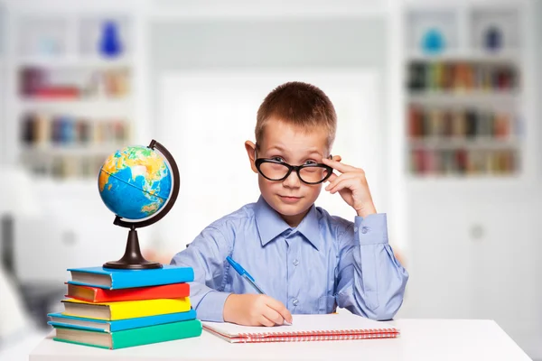 Lindo escolar está escribiendo aislado sobre un fondo blanco —  Fotos de Stock