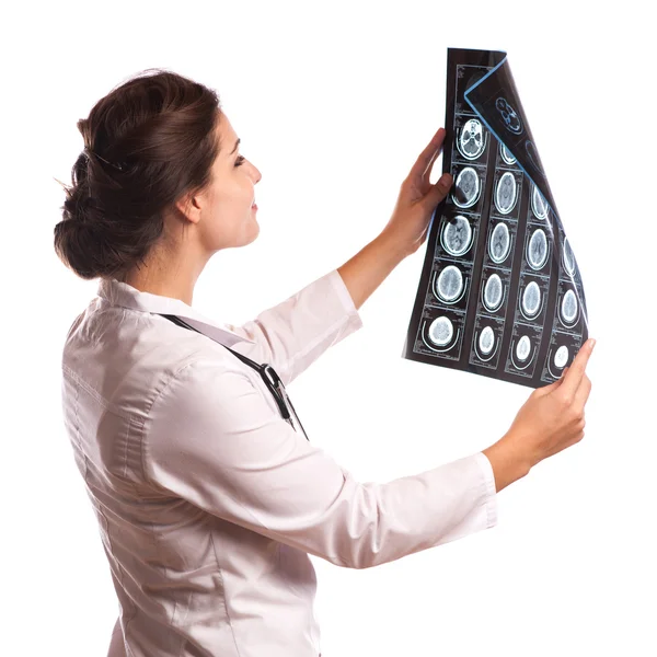 Genç bir kadın doktor Bay Beyaz bir arka plan üzerinde izole denetleme — Stok fotoğraf