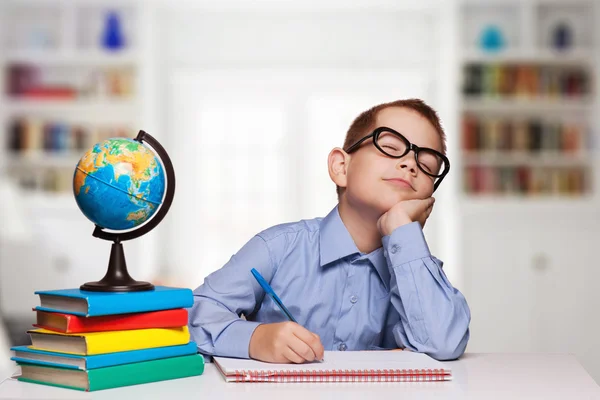 Niño cansado durmiendo en el escritorio de la escuela sobre el fondo blanco —  Fotos de Stock