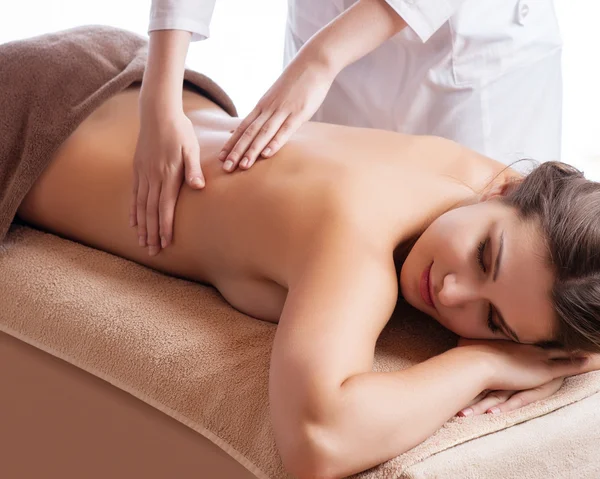 Massagista fazendo massagem no corpo da mulher no salão de spa. Conceito de tratamento de beleza. — Fotografia de Stock