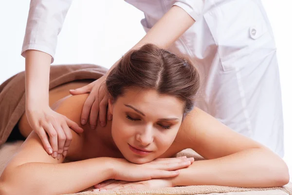 Massagista fazendo massagem no corpo da mulher no salão de spa. Conceito de tratamento de beleza. — Fotografia de Stock