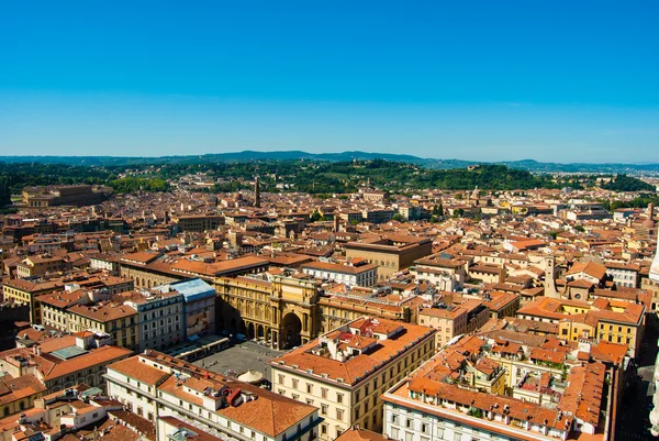 フィレンツェ、イタリア。瓦屋根との距離のヴェッキオ宮殿と都市の景観 — ストック写真