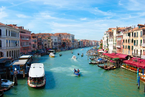 VENECIA, ITALIA - 30 de agosto de 2014: Hermosa vista del famoso Gran Canal en Venecia, Italia — Foto de Stock