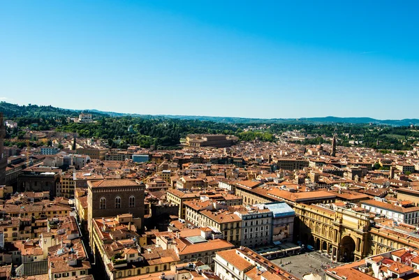 フィレンツェ、イタリア。瓦屋根との距離のヴェッキオ宮殿と都市の景観 — ストック写真