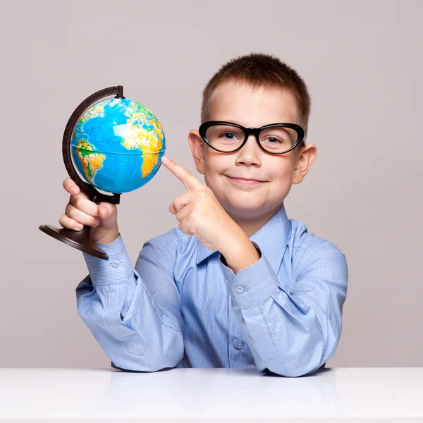 Schattig schooljongen is het schrijven van geïsoleerd op een witte achtergrond — Stockfoto