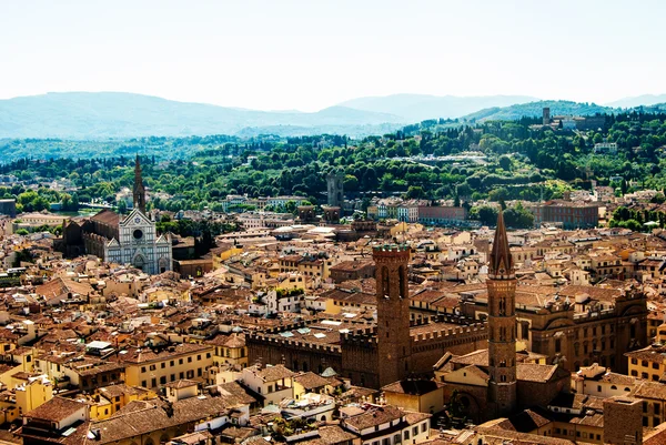 Florença, Itália. Cityscape com telhados de azulejos e Palazzo Vecchio à distância Fotografia De Stock