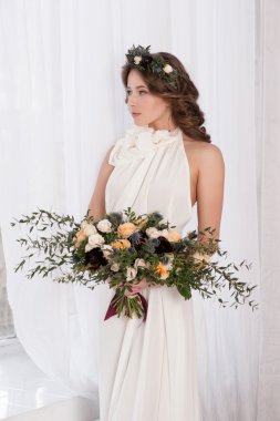 düğün. Klasik beyaz örtü uzağa bakarak sessiz gelin genç nazik