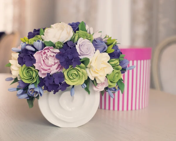 Ramo de flores rosa y caja de regalo en mesa de madera — Foto de Stock