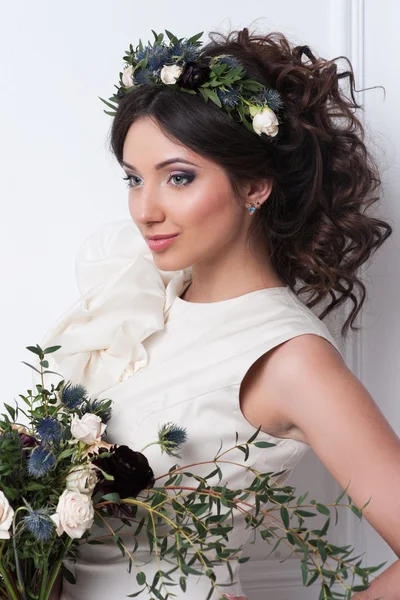 Superbe mariée avec des fleurs — Photo