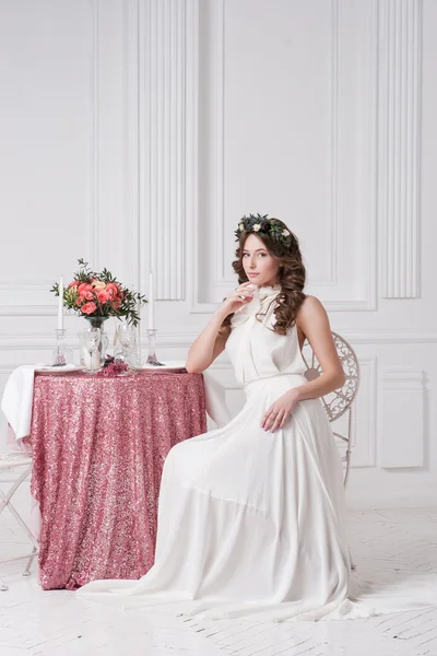 Retrato de novia hermosa. Vestido de novia. Decoración de boda —  Fotos de Stock