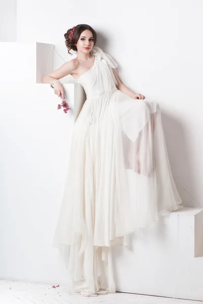 年轻美丽的白种女人在漂亮的裙子 — 图库照片